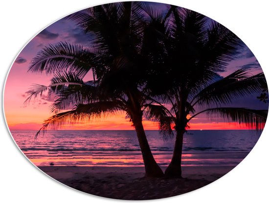 PVC Schuimplaat Ovaal - Twee Palmbomen op het Strand langs de Zee bij Zonsondergang - 68x51 cm Foto op Ovaal (Met Ophangsysteem)
