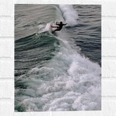 Muursticker - Water - Zee - Persoon - Golven - Surfen - 30x40 cm Foto op Muursticker