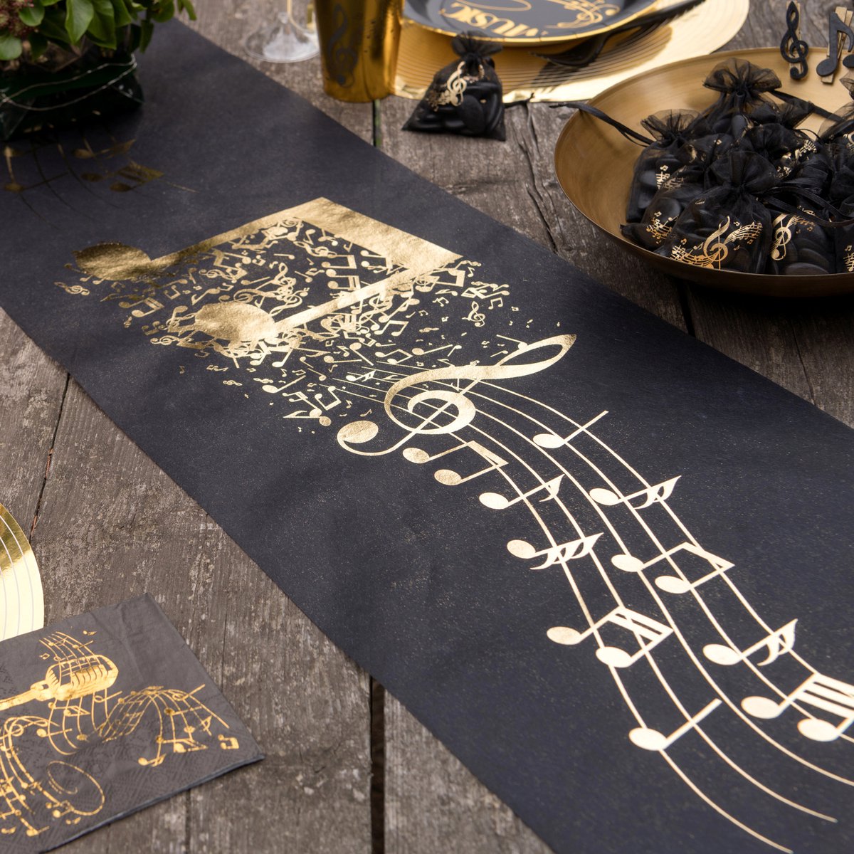 Santex muziek thema tafelloper op rol - 10 m x 30 cm - zwart/goud - non woven polyester