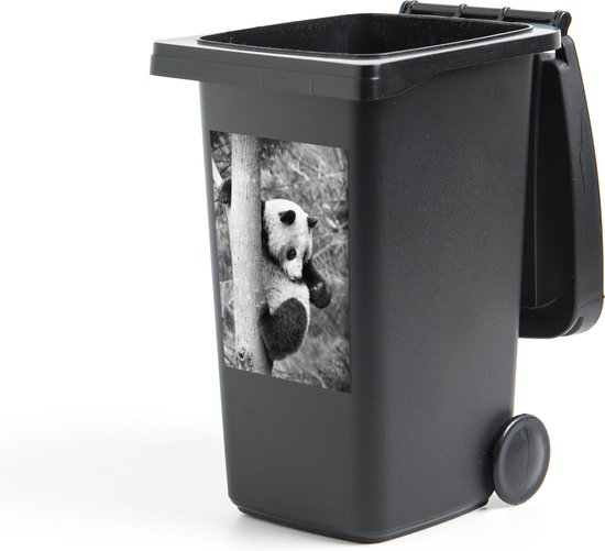 Container sticker Panda zwart-wit - Panda die een boom beklimt in het zwart-wit Klikosticker - 40x60 cm - kliko sticker - weerbestendige containersticker