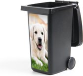Container sticker Witte Labrador Retriever die in het gras ligt - 38x80 cm - Kliko sticker