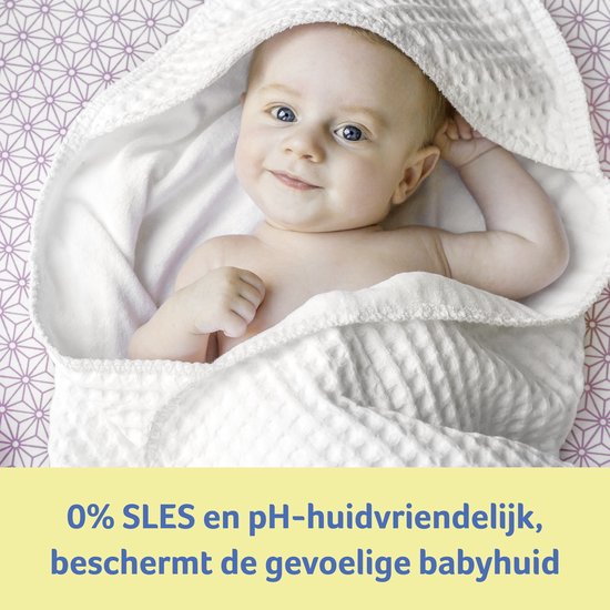 Baby gewikkeld in een witte badstof handdoek, met de tekst '0% SLES en pH-huidvriendelijk'.
