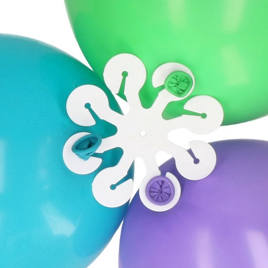 Een witte plastic ballonhouder in bloemvorm met 8 secties, met groene, turquoise en paarse ballonnen vastgeklikt.