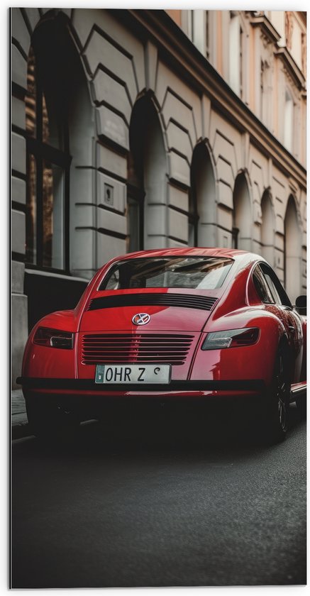 Dibond - Rode Auto in Straat - 50x100 cm Foto op Aluminium (Wanddecoratie van metaal)