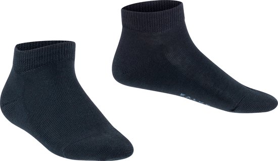 Twee donkerblauwe, katoenen sneakersokken van Falke, zichtbaar vanaf de zijkant.