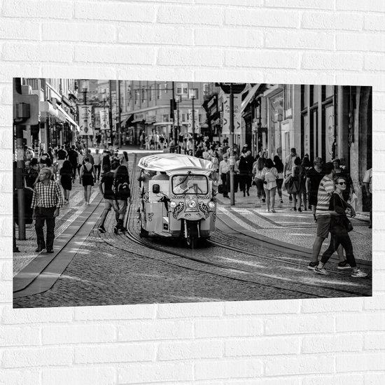 Muursticker - Tuktuk Rijdend door de Straten van Nederlandse Stad (Zwart- wit) - 120x80 cm Foto op Muursticker