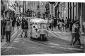 Vlag - Tuktuk Rijdend door de Straten van Nederlandse Stad (Zwart- wit) - 120x80 cm Foto op Polyester Vlag