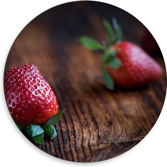 Dibond Muurcirkel - Aardbeien op Houten Tafel - 50x50 cm Foto op Aluminium Muurcirkel (met ophangsysteem)