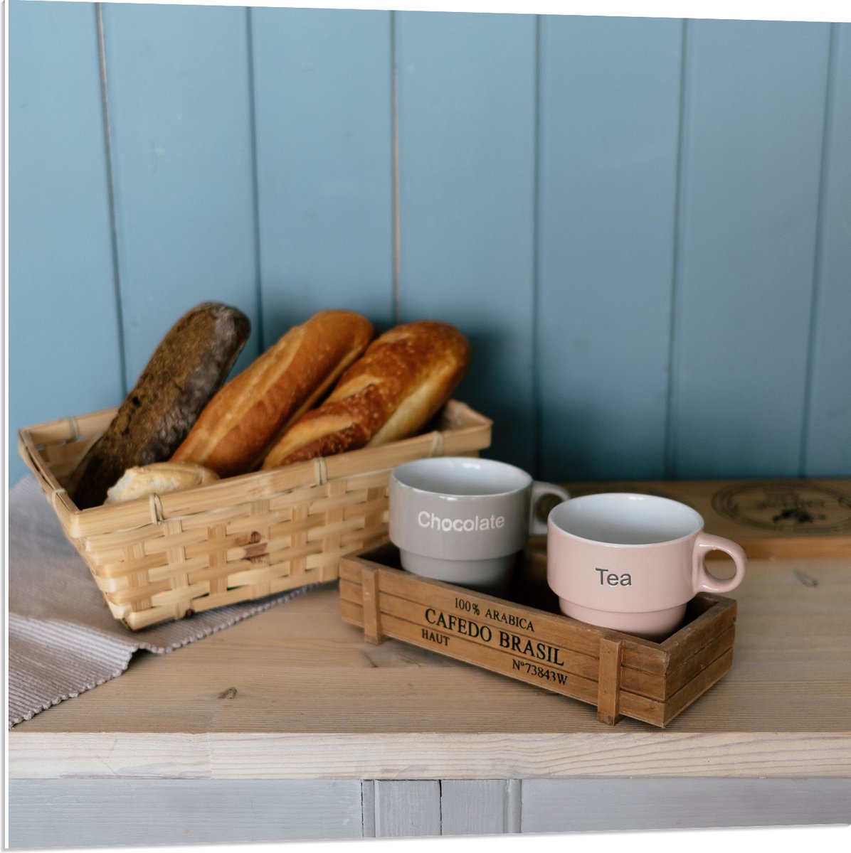PVC Schuimplaat - Mand met Broodjes en Koffie op Kast - 80x80 cm Foto op PVC Schuimplaat (