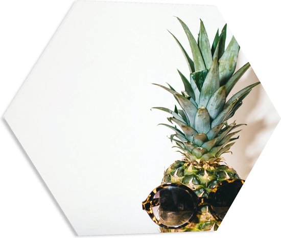 PVC Schuimplaat Hexagon - Ananas met Zonnebril op - 50x43.5 cm Foto op Hexagon (Met Ophangsysteem)