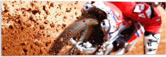 Acrylglas - Motorcrosser met Rood met Witte Motor door de Modder - 90x30 cm Foto op Acrylglas (Wanddecoratie op Acrylaat)