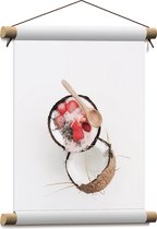 Textielposter - Opengeklapte Kokosnoot Gevuld met Aardbeien - 30x40 cm Foto op Textiel