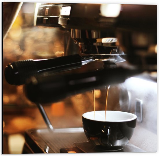 Dibond - Foto van Koffiekopje onder Professioneel Koffiezetapparaat - 50x50 cm Foto op Aluminium (Met Ophangsysteem)