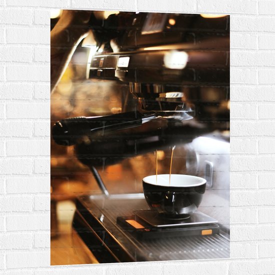Muursticker - Foto van Koffiekopje onder Professioneel Koffiezetapparaat - 70x105 cm Foto op Muursticker