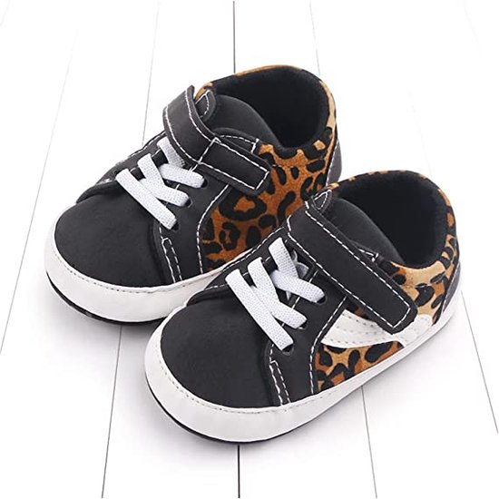 Zwart met luipaardprint babysneakers met klittenbandsluiting en witte veters.