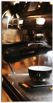 Dibond - Foto van Koffiekopje onder Professioneel Koffiezetapparaat - 50x100 cm Foto op Aluminium (Wanddecoratie van metaal)
