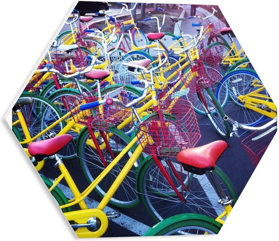 PVC Schuimplaat Hexagon - Vele Kleurrijke Fietsen Geparkeerd in Straat van Dorpje - 40x34.8 cm Foto op Hexagon (Met Ophangsysteem)