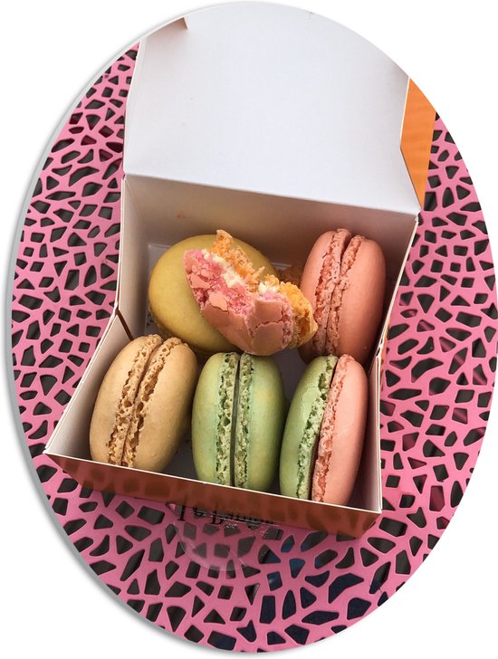 PVC Schuimplaat Ovaal - Doosje Gevuld met Gekleurde Macarons en Afgebete Macaron - 30x40 cm Foto op Ovaal (Met Ophangsysteem)