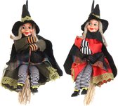 Poupée sorcière décoration Halloween sur balai - 2x - 20 cm - vert/rouge