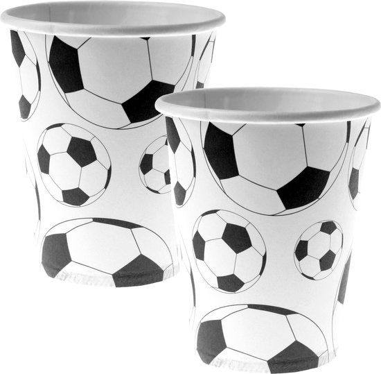 Twee papieren bekers met een all-over print van zwarte en witte voetballen.