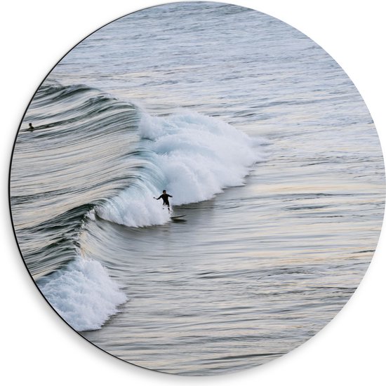 Dibond Muurcirkel - Zee - Golven - Mensen - Surfen - Surfplank - Hobby - 50x50 cm Foto op Aluminium Muurcirkel (met ophangsysteem)