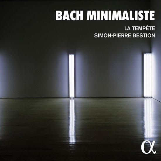 Albumcover met de tekst BACH MINIMALISTE, LA TEMPÊTE, SIMON-PIERRE BESTION. Twee tl-buizen verlichten een donkere kamer.