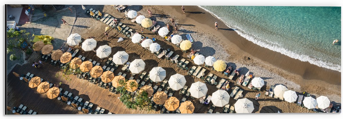 Dibond - Zee - Strand - Bedjes - Parasols - Water - Hout - Mensen - 60x20 cm Foto op Aluminium (Met Ophangsysteem)