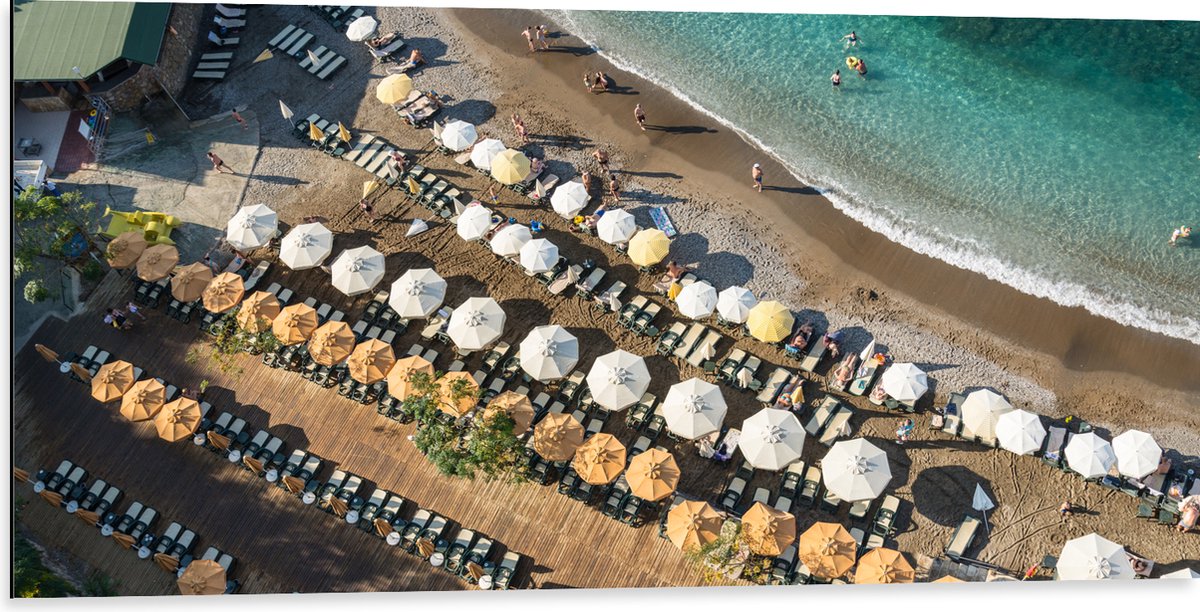 Dibond - Zee - Strand - Bedjes - Parasols - Water - Hout - Mensen - 100x50 cm Foto op Aluminium (Wanddecoratie van metaal)