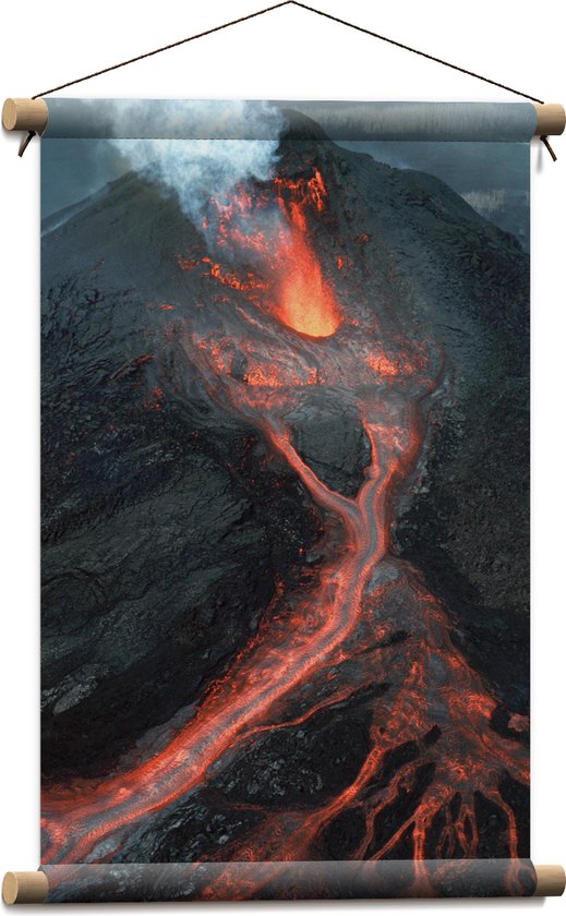 Textielposter - Berg - Vulkaan - Vuur - Lava - Zwart - Oranje - Rook - 40x60 cm Foto op Textiel