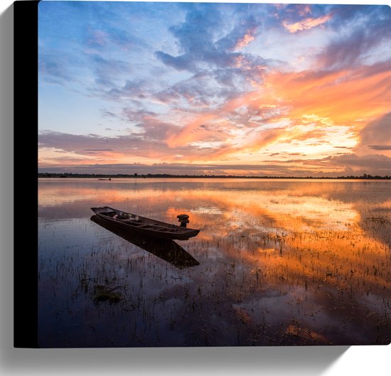 Canvas - Verlaten Vissersbootje Dobberend op het Water - 30x30 cm Foto op Canvas Schilderij (Wanddecoratie op Canvas)