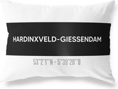 Tuinkussen HARDINXVELD-GIESSENDAM - ZUID-HOLLAND met coördinaten - Buitenkussen - Bootkussen - Weerbestendig - Jouw Plaats - Studio216 - Modern - Zwart-Wit - 50x30cm