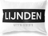 Tuinkussen LIJNDEN - NOORD-HOLLAND met coördinaten - Buitenkussen - Bootkussen - Weerbestendig - Jouw Plaats - Studio216 - Modern - Zwart-Wit - 50x30cm