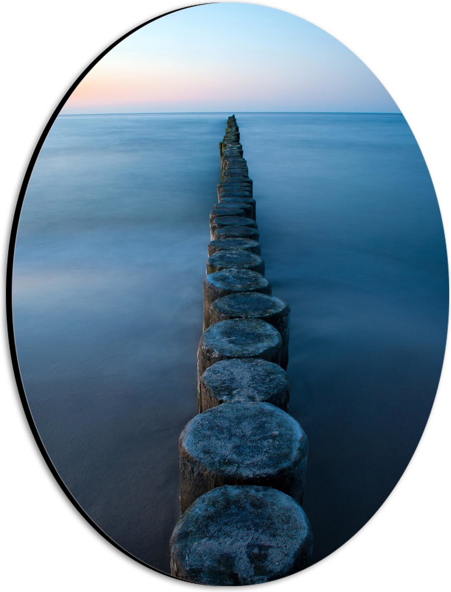 Dibond Ovaal - Strand - Zand - Zee - Palen - Hout - 21x28 cm Foto op Ovaal (Met Ophangsyst