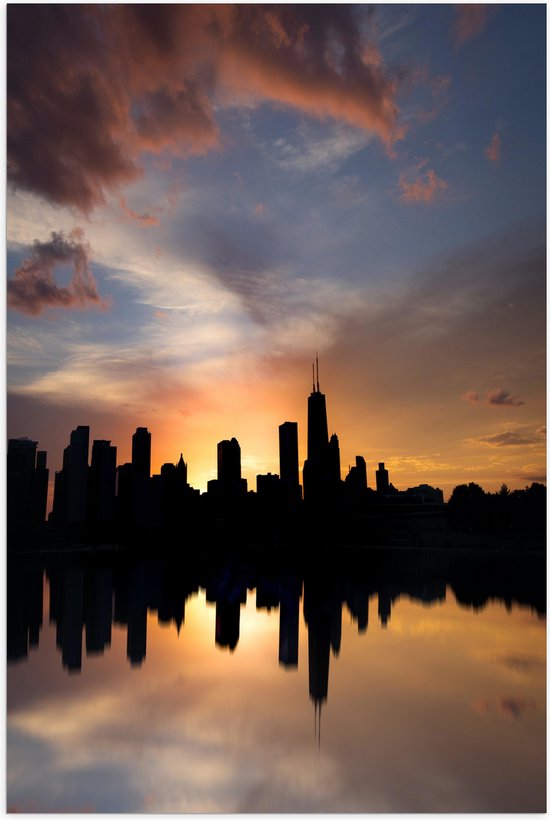 Poster (Mat) - Stad - Gebouwen - Wolkenkrabbers - Wolken - Water - 50x75 cm Foto op Posterpapier met een Matte look