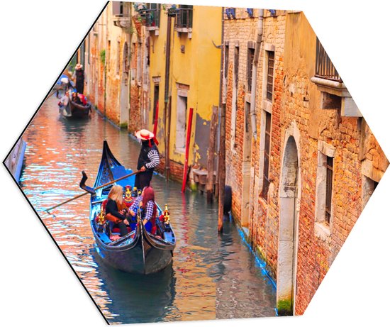 Dibond Hexagon - Toeristen in Gondels over de Wateren van Venetië - 80x69.6 cm Foto op Hexagon (Met Ophangsysteem)