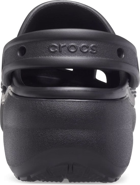 Achterkant van een zwarte Crocs plateauzool clog, met 'Crocs' logo op de band.