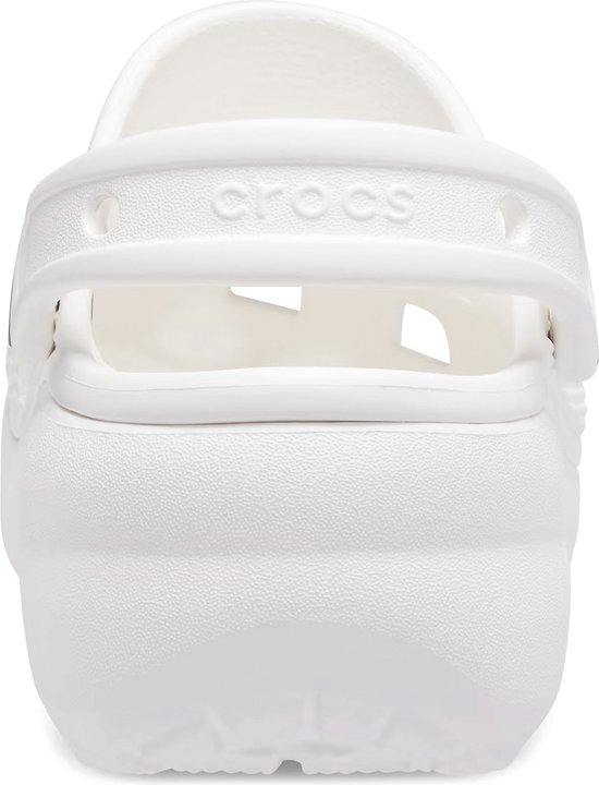 Achterkant van een witte Crocs platform clog met draagbare band en merknaam.