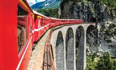 Fotobehang - Vlies Behang - Trein in de Bergen op een Brug - 368 x 254 cm