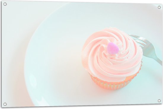 Tuinposter – Roze Cupcake op Bordje met Vork - 105x70 cm Foto op Tuinposter (wanddecoratie voor buiten en binnen)