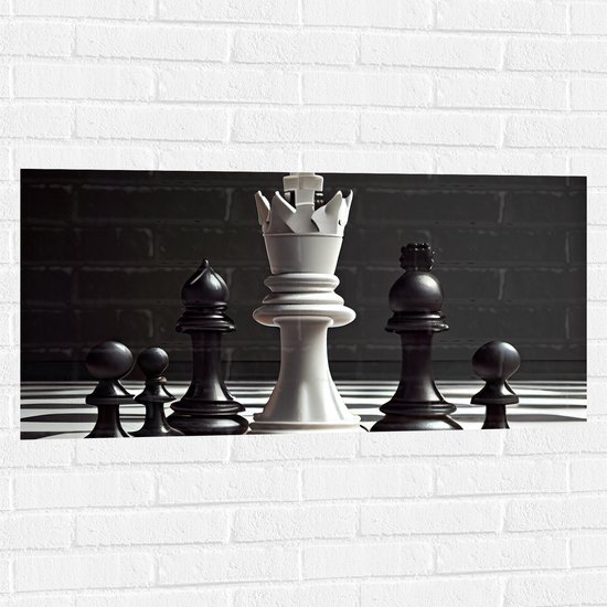 Muursticker - Zwarte Schaakstukken om Witte Koning op Schaakbord (Zwart-wit) - 100x50 cm Foto op Muursticker
