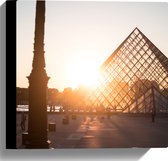 Canvas - Zonnestralen over het Plein van het Louvre in Parijs - 30x30 cm Foto op Canvas Schilderij (Wanddecoratie op Canvas)