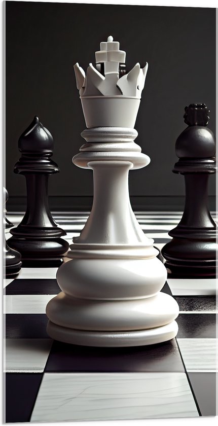 Acrylglas - Zwarte Schaakstukken om Witte Koning op Schaakbord (Zwart-wit) - 50x100 cm Foto op Acrylglas (Wanddecoratie op Acrylaat)