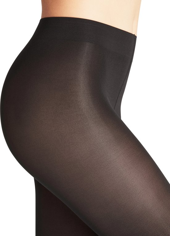 Damespanty in het zwart, close-up van de heup en dij. De panty heeft een semi-transparante afwerking.