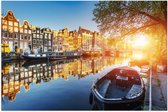 Poster (Mat) - Zonnestralen over de Grachten van Amsterdam Vol met Boten - 105x70 cm Foto op Posterpapier met een Matte look