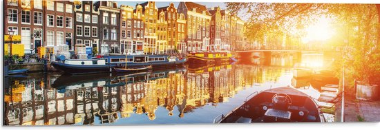 Dibond - Zonnestralen over de Grachten van Amsterdam Vol met Boten - 90x30 cm Foto op Aluminium (Wanddecoratie van metaal)