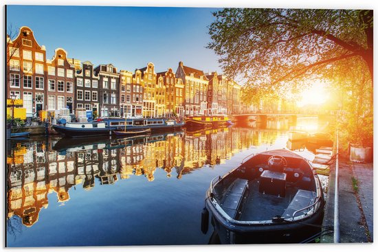 Dibond - Zonnestralen over de Grachten van Amsterdam Vol met Boten - 60x40 cm Foto op Aluminium (Wanddecoratie van metaal)