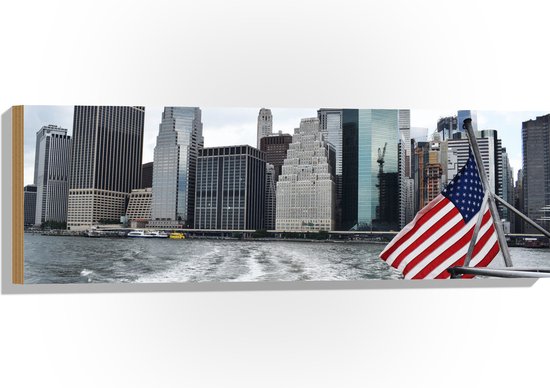 Hout - Amerikaanse Vlag aan Boot met Uitzicht op Hoge Gebouwen - 90x30 cm - 9 mm dik - Foto op Hout (Met Ophangsysteem)