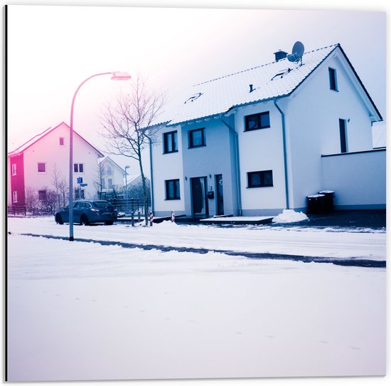 Dibond - Besneeuwde Huisjes in Straat - 50x50 cm Foto op Aluminium (Met Ophangsysteem)