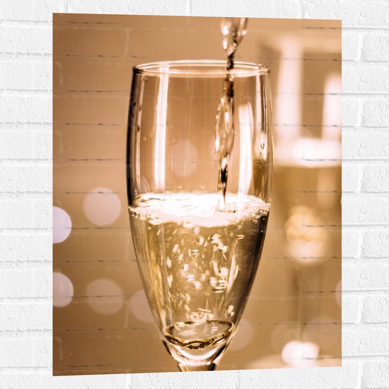 Muursticker - Champagne - Drank - Glas - Inschenken - Drinken - Bubbels - 60x80 cm Foto op Muursticker