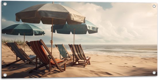 Tuinposter – Strandstoelen en Parasols op het Strand op Bewolkte Dag - 100x50 cm Foto op Tuinposter (wanddecoratie voor buiten en binnen)